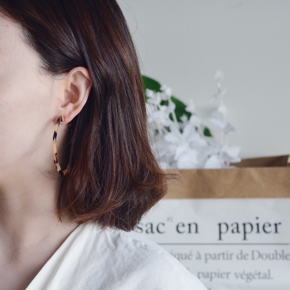 Large Devri Resin Blonde Tortoise Hoop Earrings - Picture 4 of 6